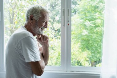 üst düzey adam gülümseyen ve beyaz odada mutluluk ile düşünme