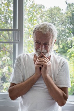 üst düzey adam gülümseyen ve beyaz odada mutluluk ile düşünme