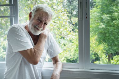 üst düzey adam gülümseyen ve beyaz odada mutluluk ile düşünme