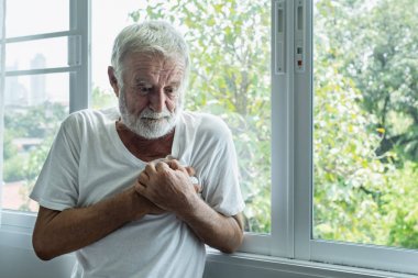 üst düzey adam standı ve beyaz odada tek başına kalp krizi hissediyorum