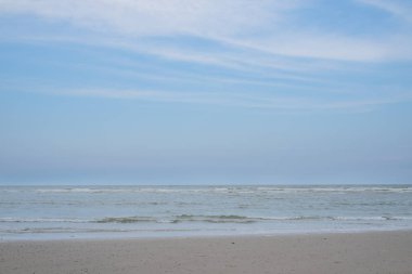 yaz arka plan için mavi bulut gökyüzü ve kum plaj doğa