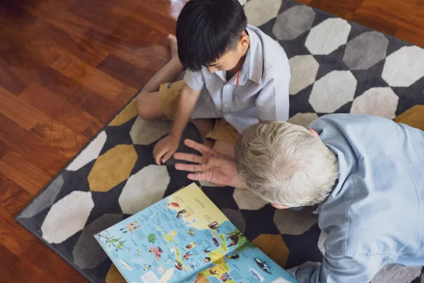 Senior man geluk en kleinzoon zitten op de vloer en p — Stockfoto