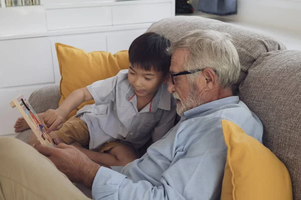 老人的幸福和孙子坐在的坐，pl — 图库照片