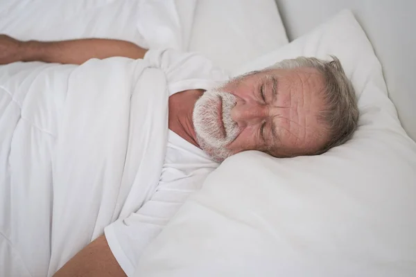 Senior pria tidur sendirian dan sakit kepala atau bermimpi buruk di — Stok Foto