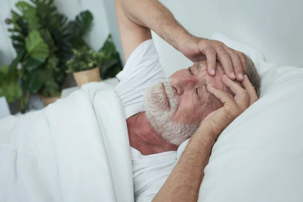Senior man slaapt alleen en hoofdpijn of dromen nachtmerrie op — Stockfoto