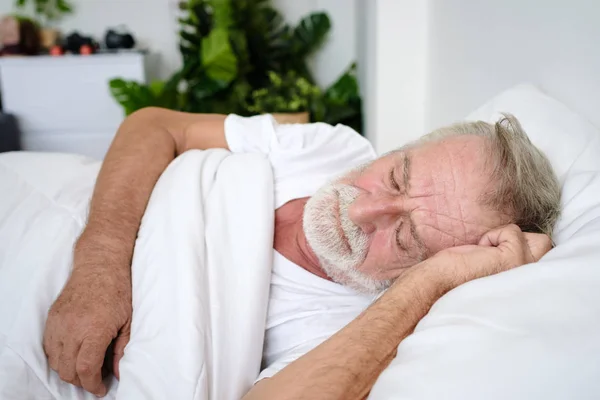 Bărbat în vârstă dormind singur și dureri de cap sau coșmar de vis pe — Fotografie, imagine de stoc