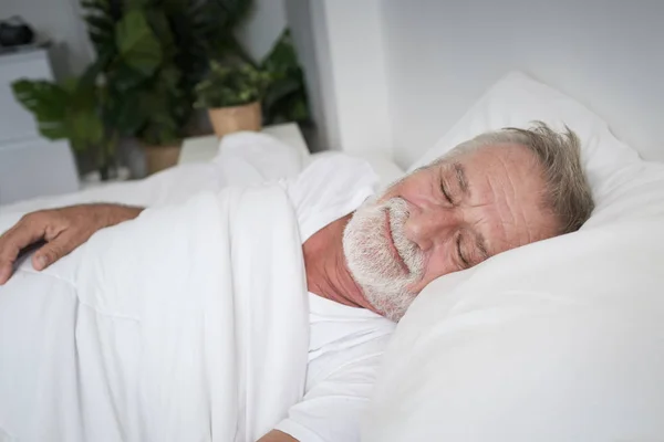一人で寝ているシニア男性と頭痛や夢の悪夢 — ストック写真