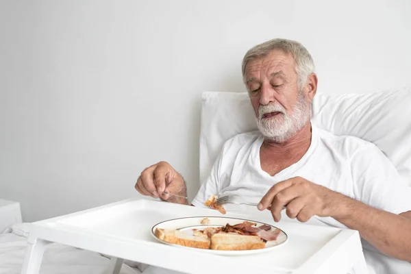 Seniorchef mit lächelnder Krankenschwester, kümmert sich um Frühstück und Gespräche — Stockfoto