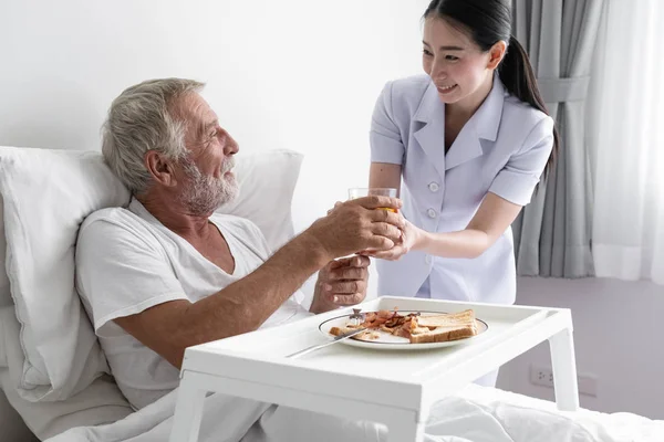 老人与微笑的护士，照顾早餐和讨论 — 图库照片