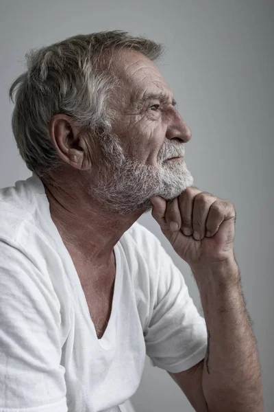Hombre mayor pensando o tratar de recordar solo en la cama en roo blanco — Foto de Stock