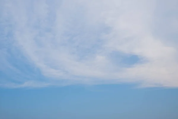 夏の背景のための青い雲の空の自然 — ストック写真