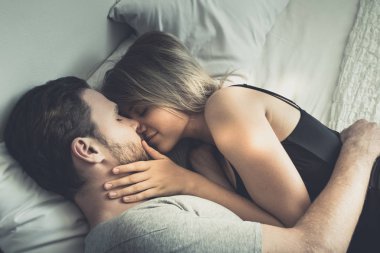 Aşk gülümseme öpüşme loving mutlu çift öpüşme ve birbirlerine sarılmak 