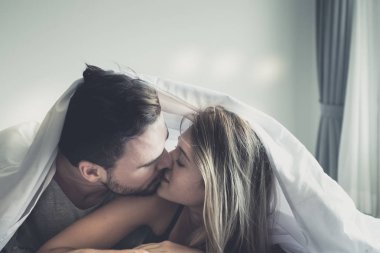 Aşk gülümseme loving mutlu çift gülümseme ve blan altında birbirlerine öpücük
