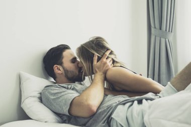 Aşk gülümseme öpüşme loving mutlu çift öpüşme ve birbirlerine sarılmak 