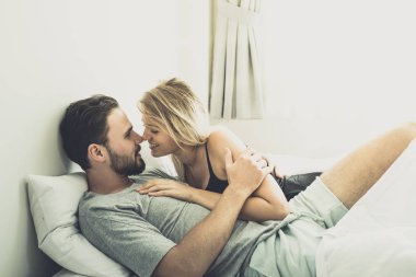 Aşk gülümseme öpüşme loving mutlu çift öpüşme ve birbirlerine sarılmak 