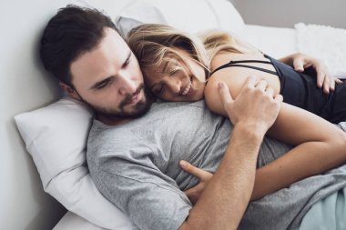 Aşk gülümseme öpüşme loving mutlu çift öpüşme ve birbirlerine sarılmak 
