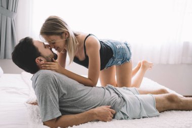 Aşk gülümseme öpüşme loving mutlu çift öpüşme ve birbirlerine sarılmak 