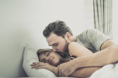 Aşk gülümseme Loving mutlu çift, adam w için yanak kadın öpücük