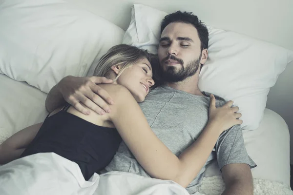 爱幸福的夫妇在爱微笑和拥抱对方在床上, — 图库照片