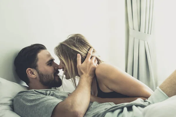 Liefdevolle gelukkig paar in liefde glimlach zoenen en knuffel elkaar op — Stockfoto