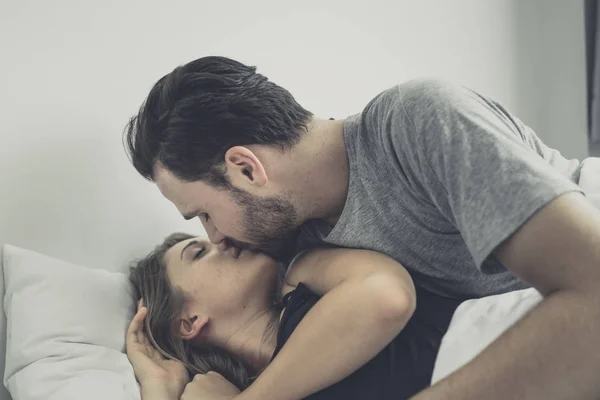 Liefdevolle gelukkig paar in liefde glimlach zoenen en knuffel elkaar op — Stockfoto