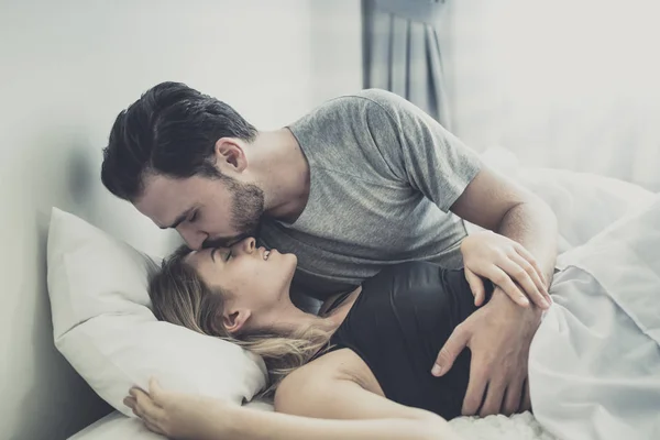 Amor feliz pareja en amor sonrisa, hombre beso mujer en la frente para —  Fotos de Stock