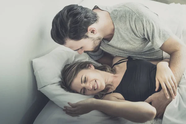 Amando casal feliz no amor sorriso, homem beijo mulher para acordar seu u — Fotografia de Stock