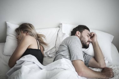 Mutsuz ya da üzgün çift yatakta uyku, birbirlerini avo görmezden