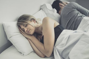 Mutsuz ya da üzgün çift yatakta uyku, birbirlerini avo görmezden