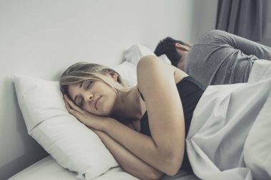 yatakta uyuyan çift, seks kaçınarak birbirlerini görmezden, sahip