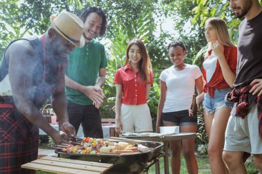 Barda bira yiyip içen bir grup mutlu arkadaş