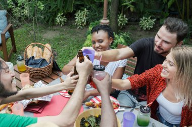 Cheers, natur içmek için bira ile tezahürat insanların Grubu