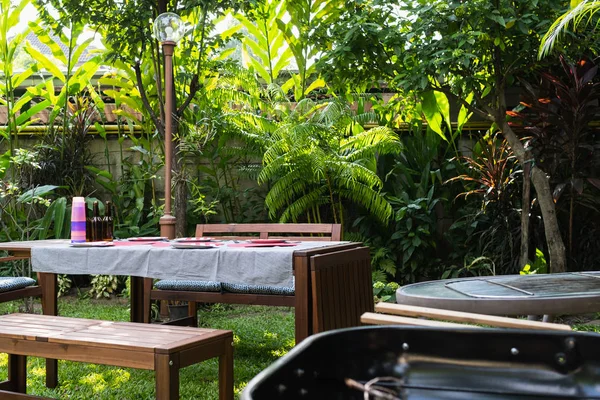 Colocar mesa de madera al aire libre y plato rojo con cervezas para la comida y —  Fotos de Stock