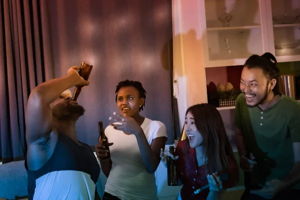 맥주와 와인을 들고 있는 사람들의 그룹, 여가의 파티 분위기와 — 스톡 사진