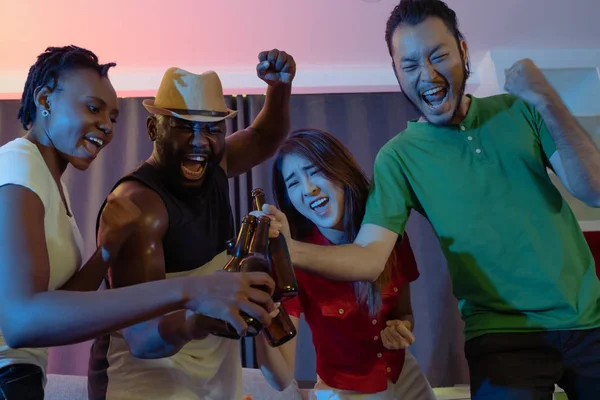 Skupina lidí, kteří drží pivo a víno, večírek pro volný čas a — Stock fotografie
