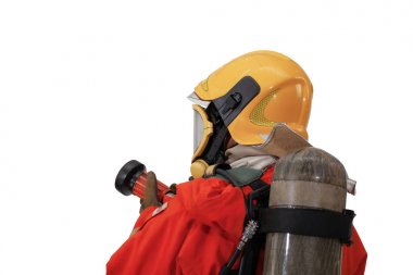 Güvenlik süiti giyen ve extinguis tutan maskeli itfaiyeci