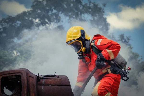 안전 장비를 착용하고 화재 피해 지역으로 걸어가는 소방관 — 스톡 사진