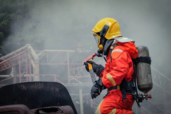 소방관들은 안전 장비를 착용하고 화재 진압용 연기로 피해 지역으로 걷고 화재 안전에 대한 개념 — 스톡 사진