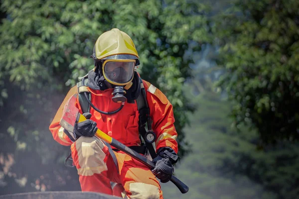 Bombero vistiendo suite de seguridad y caminando a la zona de daños por fuego — Foto de Stock