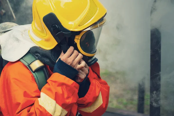 Pompier portant une combinaison de sécurité et un casque pour se préparer au tir — Photo