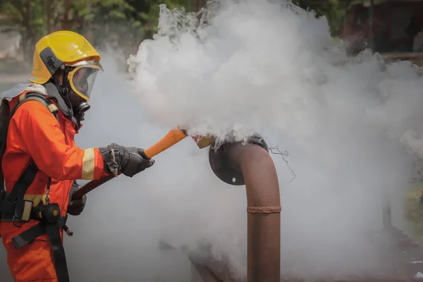 Bombero vistiendo traje de seguridad y caminando al área de daño por fuego — Foto de Stock