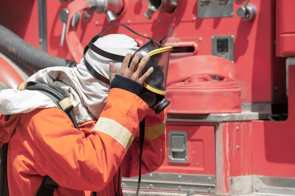 화재 진압용 마스크 안전 장비를 착용 한 소방관 , SA — 스톡 사진
