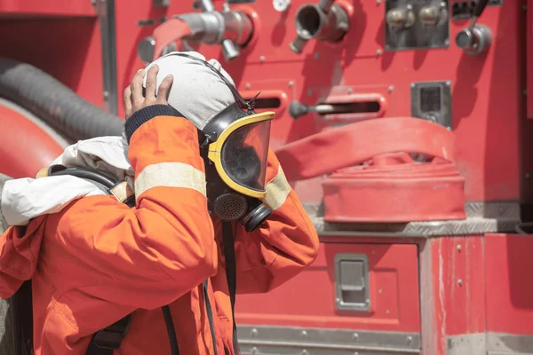 Pompier portant un masque de sécurité suite pour la lutte contre l'incendie, incendie sa — Photo