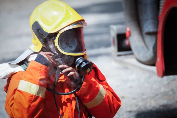 화재 진압용 마스크 안전 장비를 착용 한 소방관 , SA — 스톡 사진