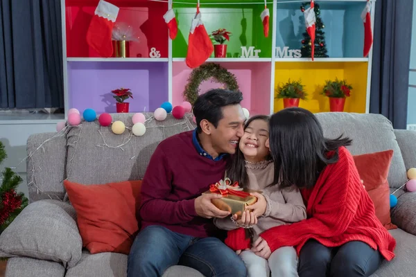 Felice Figlia Asiatica Sorridente Tenere Regalo Con Madre Padre Dato — Foto Stock