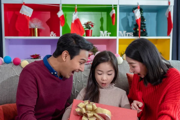 Felice Famiglia Asiatica Figlia Padre Madre Aperto Grande Regalo Insieme — Foto Stock