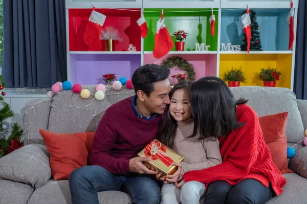 Felice Figlia Asiatica Sorridente Tenere Regalo Con Madre Padre Dato — Foto Stock