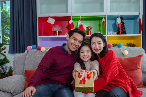 Lycklig Asiatisk Familj Dotter Far Mor Gåva Till Dig Tillsammans — Stockfoto