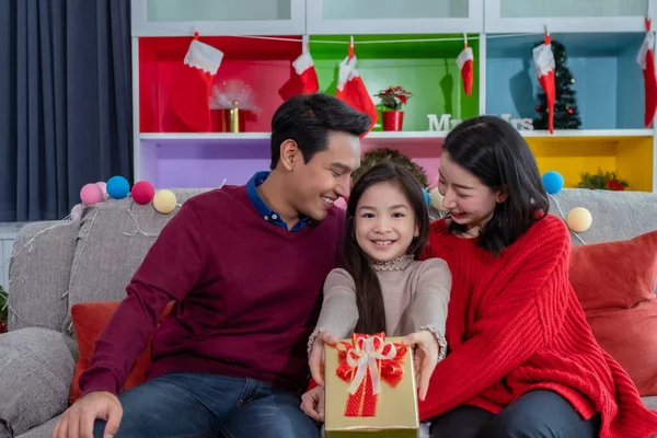 Felice Figlia Famiglia Asiatica Padre Madre Fanno Regalo Insieme Sorpresa — Foto Stock