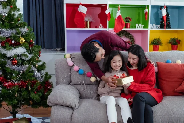 Ritratto Famiglia Felice Padre Figlia Sorridente Abbraccio Madre Tenere Regalo — Foto Stock